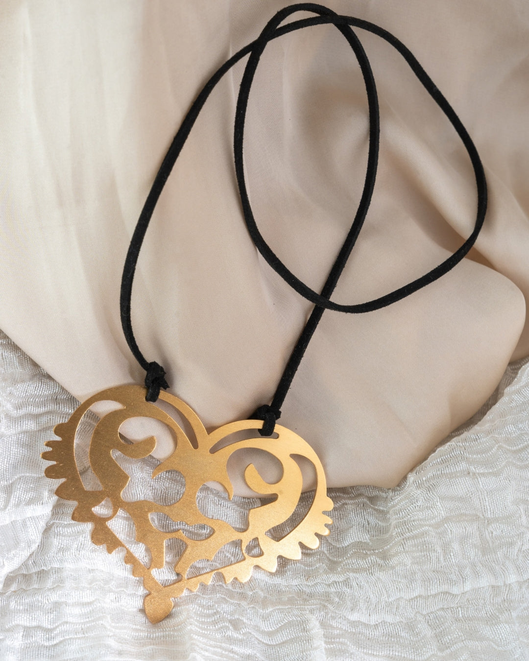 AMOURA NECKPIECE