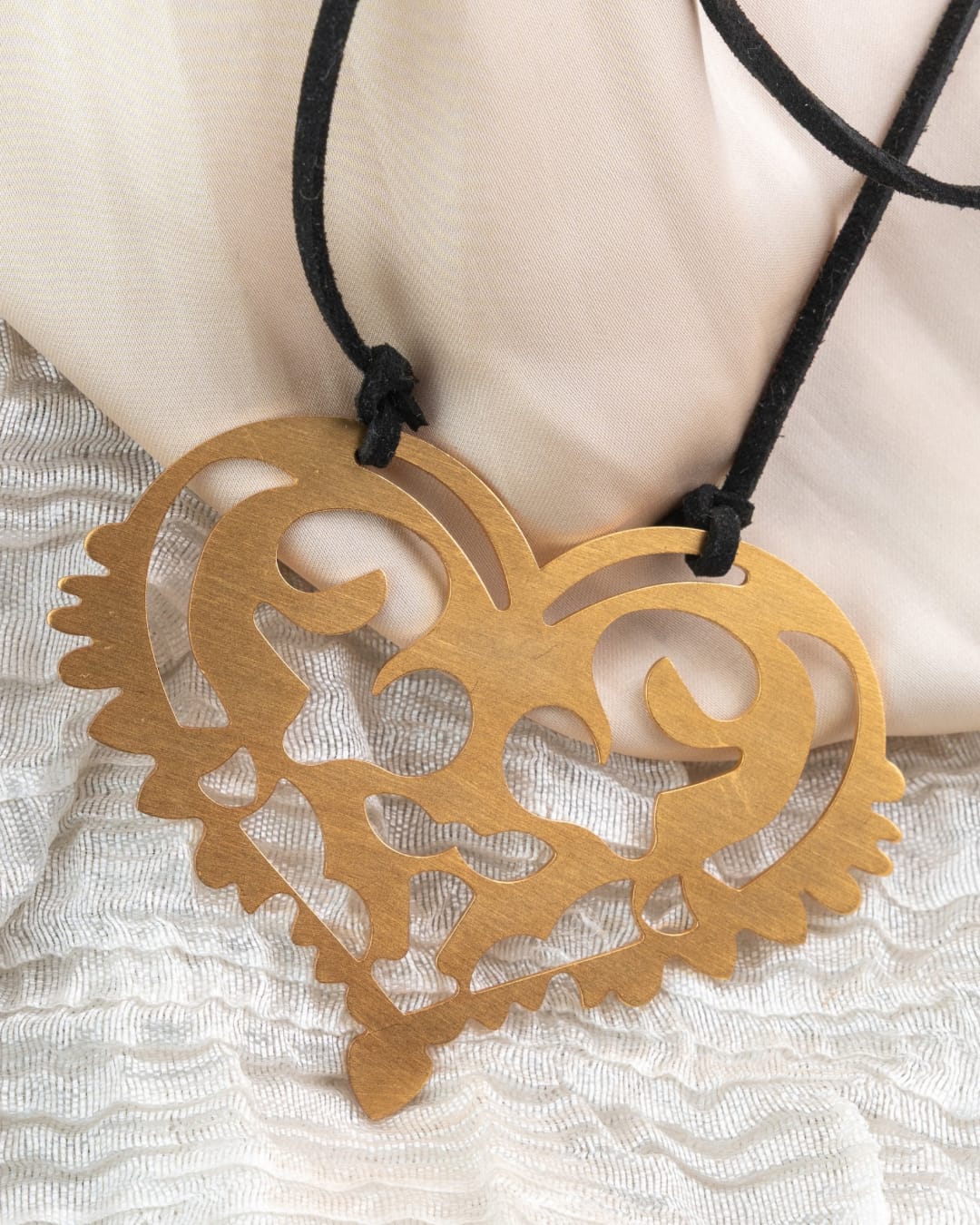 AMOURA NECKPIECE