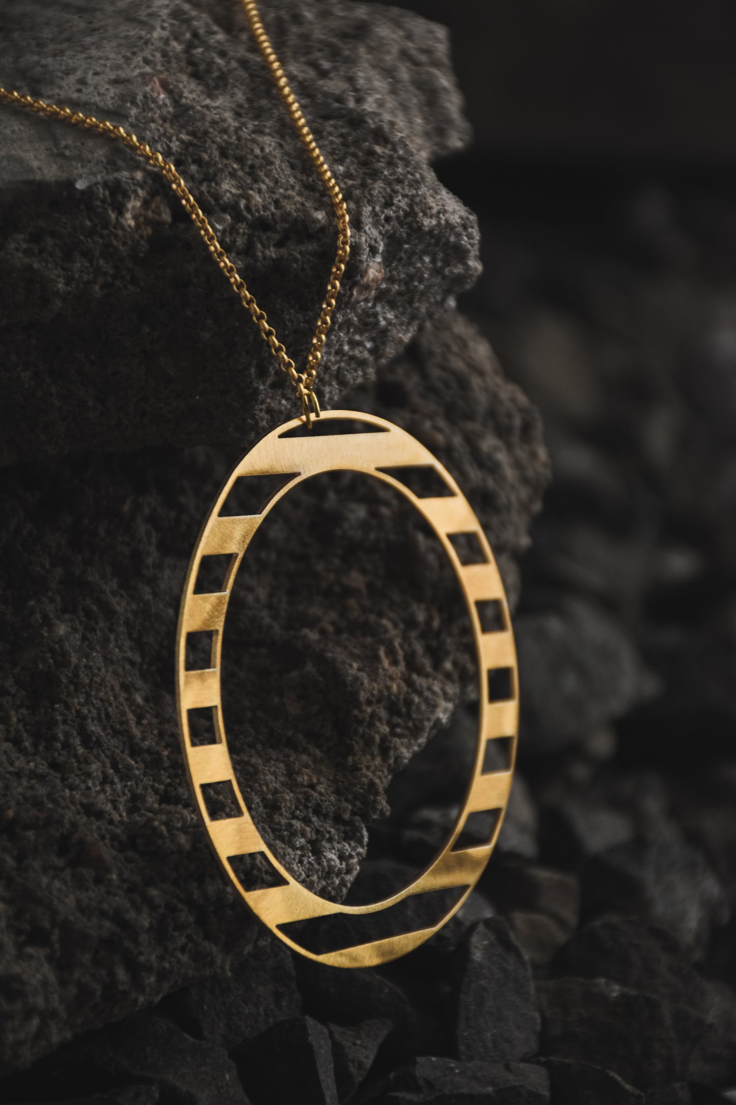 STRIA CIRCLE PENDANT